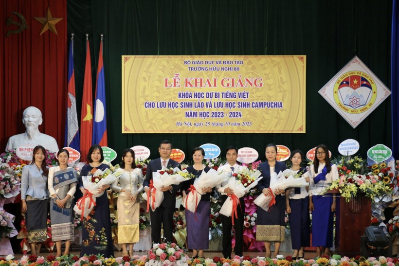 Tặng hoa cho các đại biểu tham dự lễ khai giảng khối lưu học sinh Lào - Campuchia.