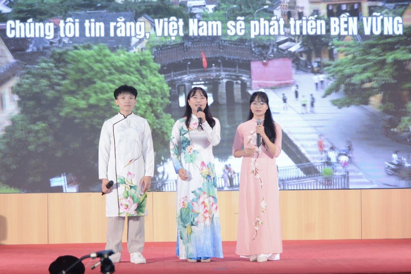Lưu học sinh nước ngoài dự thi trong trang phục áo dài Việt Nam.