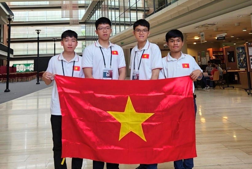Nguyễn Quang Minh (thứ hai từ trái sang) và 3 thành viên dự thi Olympic Tin học Quốc tế năm 2023. Ảnh: NVCC.