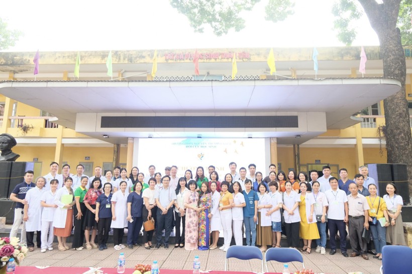 Các bác sĩ, dược sĩ, điều dưỡng và tình nguyện viên tham gia khám, tư vấn sức khoẻ tại Trường THPT Nguyễn Thị Minh Khai.