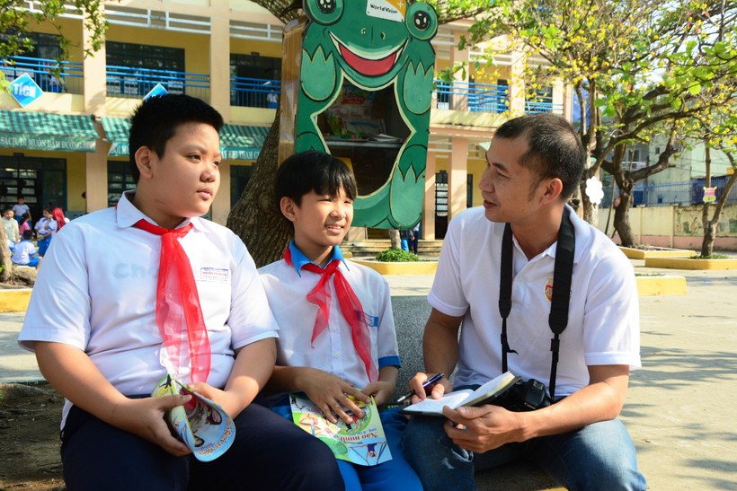 Tác giả Trần Thành (phải) trò chuyện cùng học sinh. Ảnh: NVCC.