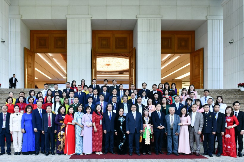 Thủ tướng Chính phủ chụp ảnh lưu niệm cùng các thầy cô giáo và các đại biểu dự buổi gặp mặt.