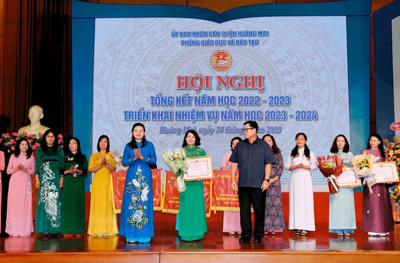 Cô giáo Nguyễn Thị Cẩm Linh (giữa, váy xanh) được trao tặng bằng khen năm học 2022 - 2023. Ảnh: NVCC.