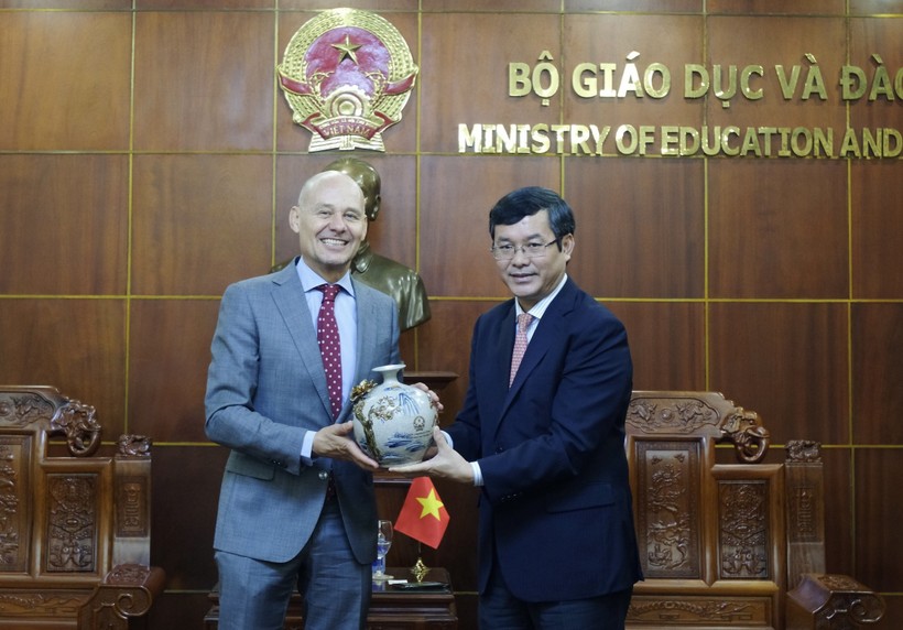 Thứ trưởng Bộ GD&ĐT Nguyễn Văn Phúc và Đại sứ Kees van Baar (trái) trao quà lưu niệm.