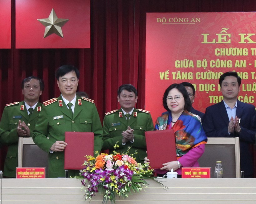 Thứ trưởng Bộ Công an Nguyễn Duy Ngọc và Thứ trưởng Bộ GD&ĐT Ngô Thị Minh ký kết chương trình phối hợp giữa 2 Bộ.