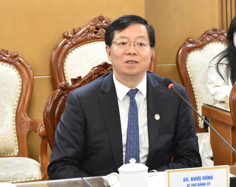 GS Khưu Dũng, Bí thư Đảng uỷ, Chủ tịch Hội đồng Đại học Thanh Hoa, Trung Quốc.