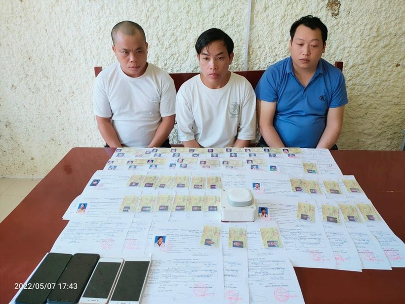 Cơ quan công an tỉnh Lai Châu đã bắt giữ 3 đối tượng vì hành vi làm giả giấy phép lái xe rồi lừa bán cho người dân. Ảnh: CACC.