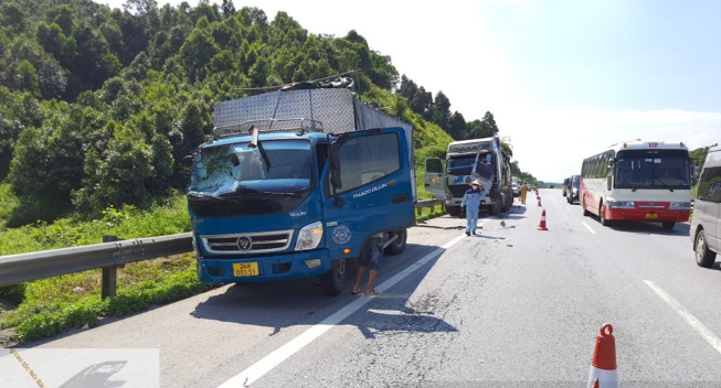 Hiện trường vụ tai nạn giao thông trên đường cao tốc Nội Bài - Lào Cai.
