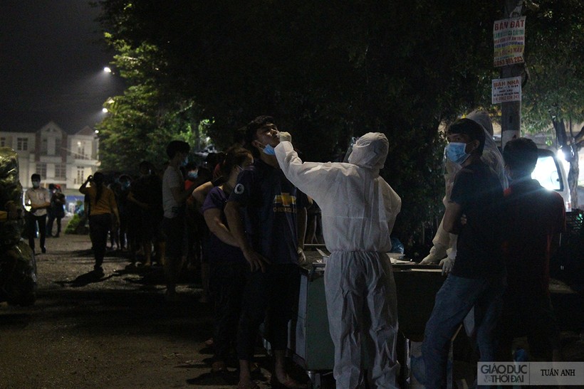 Lực lượng chức năng xét nghiệm COVID-19 cho các tiểu thương tại chợ Tân Biên, TP Biên Hòa, Đồng Nai vào đêm ngày 5/7.