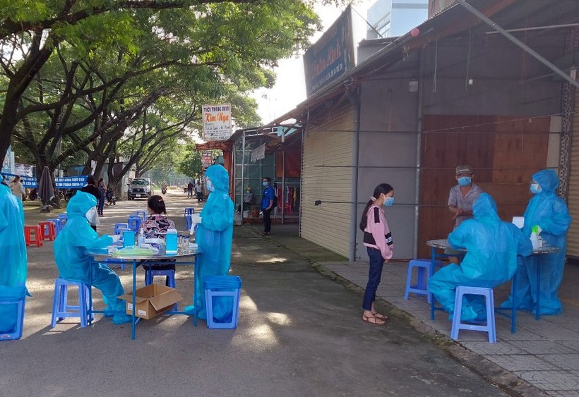 Lực lượng y tế thực hiện xét nghiệm Covid-19 tại Đồng Nai. (Ảnh: CDC Đồng Nai)