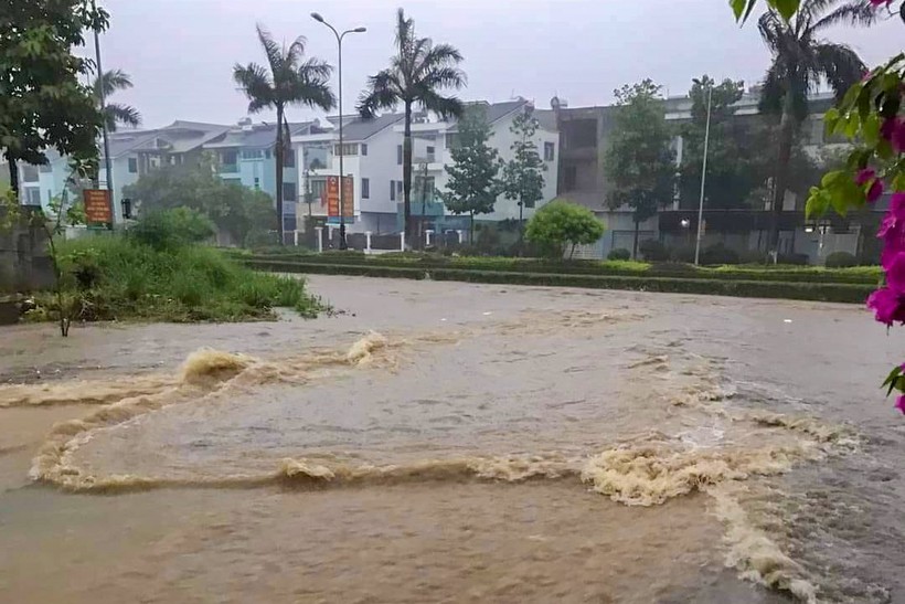 Thành phố Lào Cai ngập lụt cục bộ trên nhiều tuyến đường- Ảnh T.L