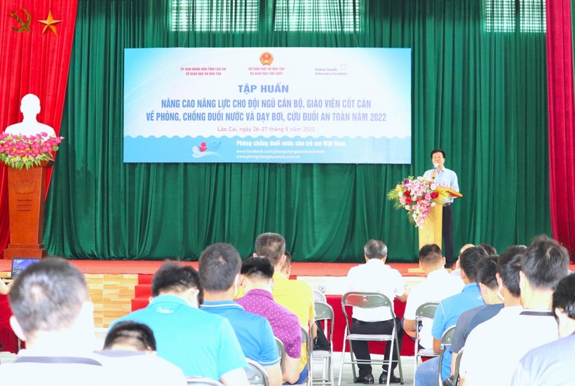 TS. Nguyễn Nho Huy, Phó Vụ trưởng Vụ GDTC, Bộ GDĐT chia sẻ trong buổi khai mạc lớp tập huấn phòng, chống đuối nước được tổ chức tại Lào Cai - Ảnh P.Đ