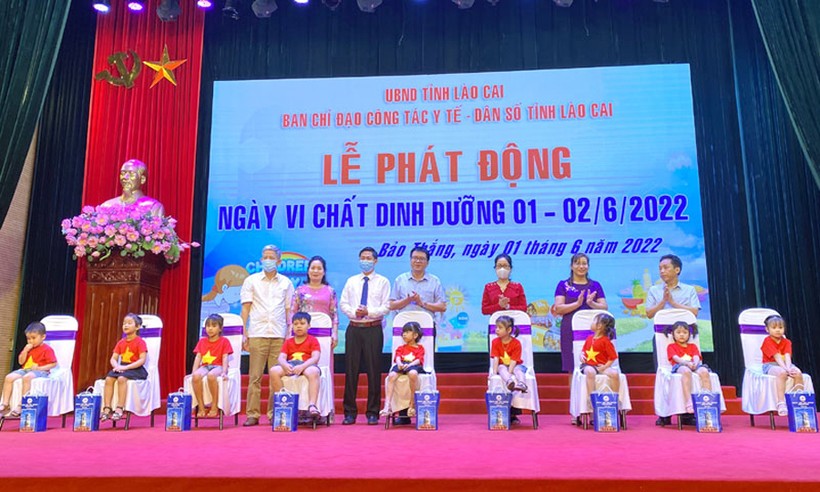  Ban Chỉ đạo công tác Y tế - Dân số tỉnh Lào Cai tặng quà và cho trẻ em uống Vitamin A tại Lễ phát động - Ảnh P.Đ.