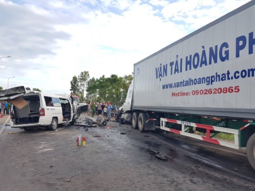 Hiện trường vụ tai nạn kinh hoàng giữa xe đi rước dâu và container tại Quảng Nam. Ảnh: Báo GD&TĐ