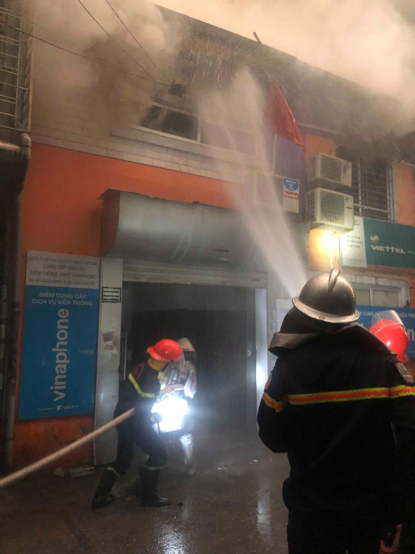 Hà Nội: Cháy lớn căn nhà trong ngõ trong cơn mưa dông