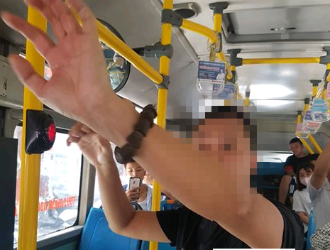 Cảnh báo: Người đàn ông đứng sát lưng nữ sinh, ngang nhiên “tự sướng” trên tuyến buýt số 1 - Hà Nội