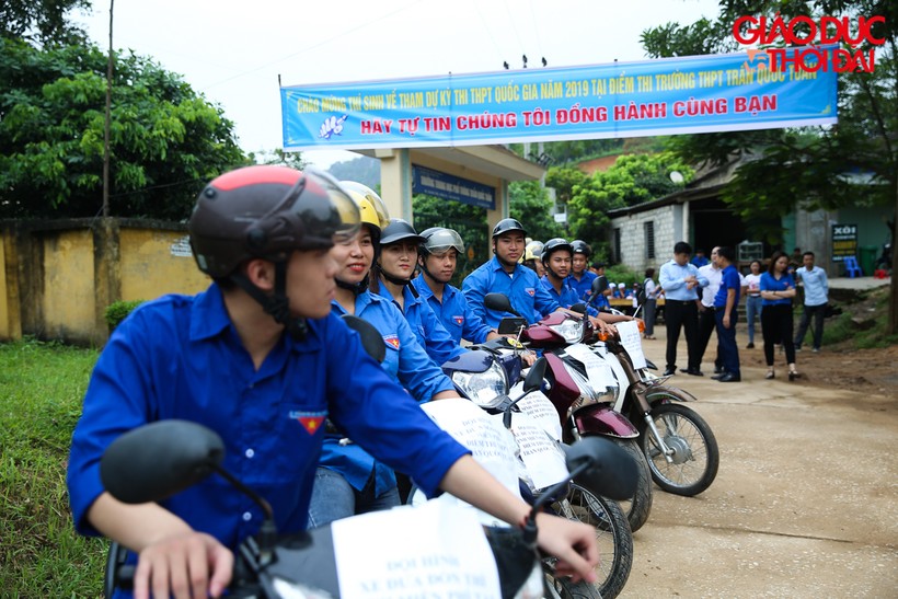 Thái Nguyên: Dàn “siêu xe ôm”áo xanh chở thí sinh đến điểm thi 