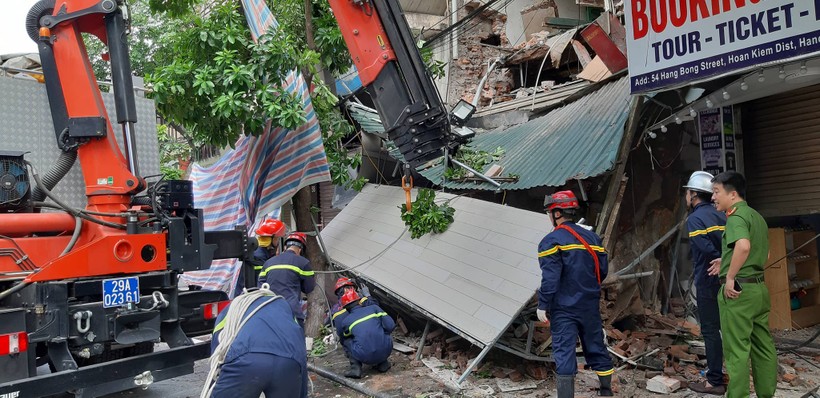 Khoảng 7h sáng 2/7, ngôi nhà số 56 Hàng Bông, quận Hoàn Kiếm (Hà Nội) đổ sập.
