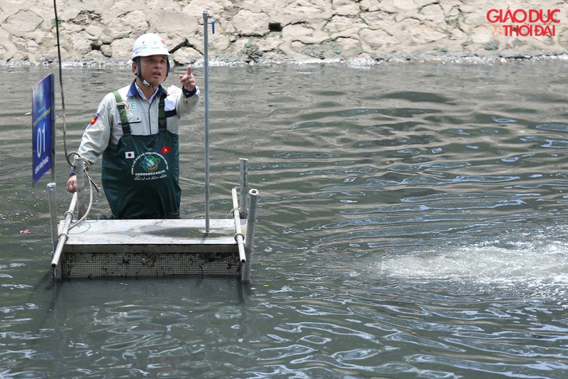 Chuyên gia Nhật Bản xuống sông Tô Lịch kiểm tra hoạt động của máy xử lý nước.