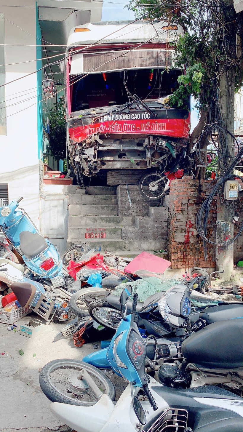 Quảng Ninh: Xe khách nổ lốp gây tai nạn liên hoàn, ít nhất 5 người thương nặng