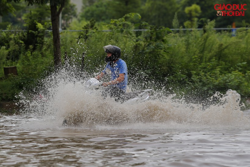 Đại lộ Thăng Long ngập sâu, các phương tiện " rẽ" nước qua những điểm ngập
