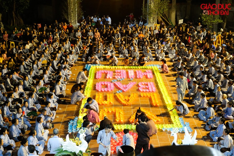 Hàng nghìn hoa đăng bằng thủy tinh thắp trong mùa vu lan báo hiếu chùa Hoà Phúc.