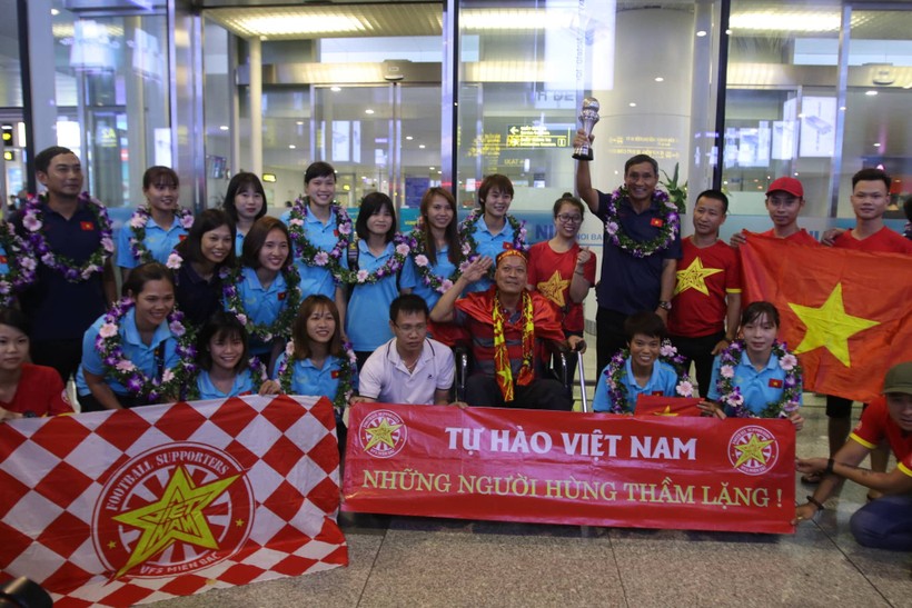 Đội tuyển bóng đá nữ Việt Nam trở về nước với nụ cười rạng rỡ và được sự chào đón của người hâm mộ.