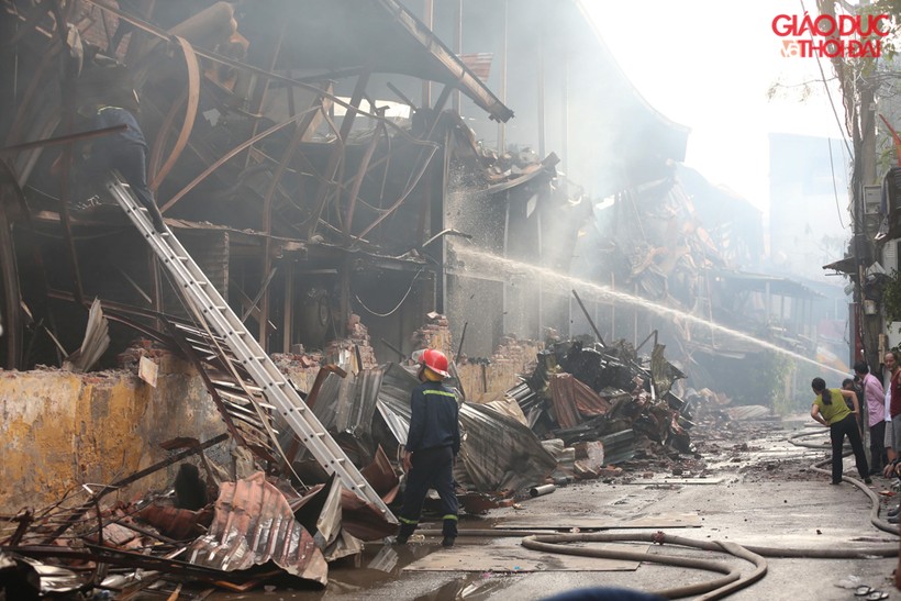 Toàn bộ 6000m2 nhà xưởng của Công ty cổ phần Bóng đèn phích nước Rạng Đông bị cháy rụi hoàn toàn.