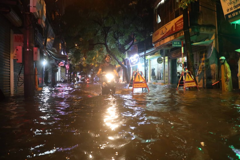 Tại phố Hoa Bằng, cơn mưa lớn chiều nay đã khiến tuyến đường này thành sông.