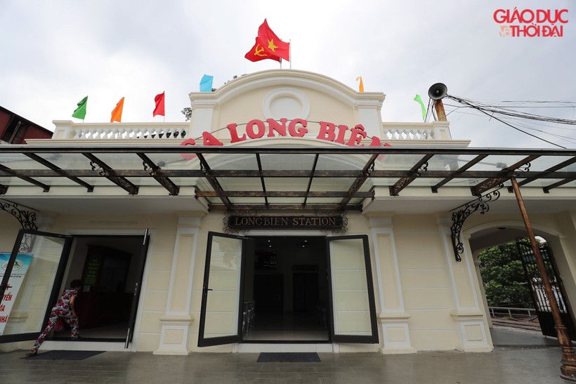 Nhà ga Long Biên (Hà Nội) vừa trải qua một cuộc "lột xác" toàn diện sau hơn 20 năm khiến nhiều hành khách đến đây phải ngỡ ngàng.