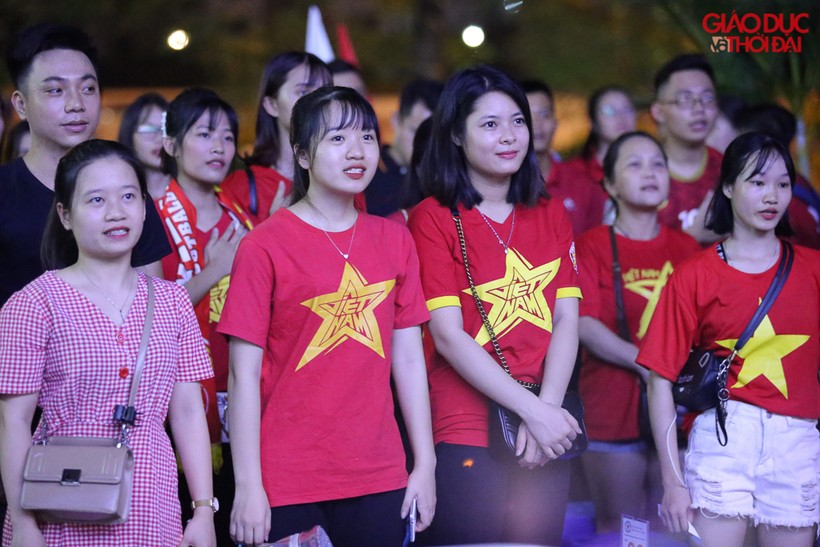 Với đa số người hâm mộ, dù kết quả trận đấu hôm nay có như nào thì sự yêu mến dành cho HLV người Hàn Quốc và các cầu thủ của đội tuyển Việt Nam vẫn không hề giảm sút.