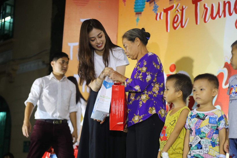 Ms. Bùi Phương Nga – Á Hậu 1, cuộc thi hoa hậu Việt Nam 2018, tặng quà cho các bệnh nhi.
