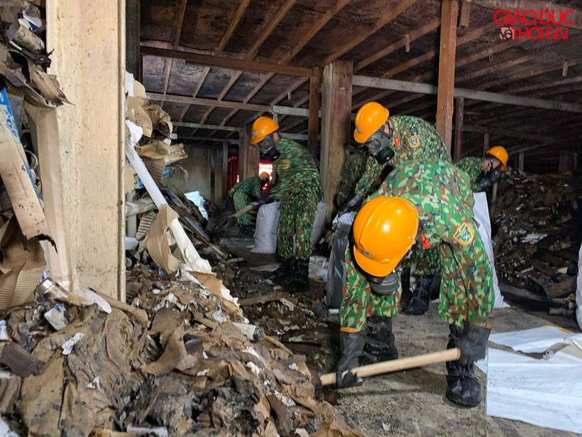 Lực lượng Bộ tư lệnh Thủ đô và Bộ tư lệnh Hoá học tiến hành công tác tẩy rửa khu vực cháy trong nhà máy Rạng Đông.