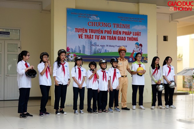 Học sinh trường THCS Lê Ngọc Hân hào hứng trong buổi trao đổi về ATGT đầu tuần.