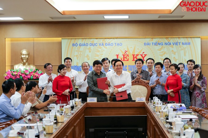 Bộ trưởng Phùng Xuân Nhạ, Tổng Giám đốc Đài TNVN Nguyễn Thế Kỷ ký kết chương trình phối hợp triển khai tuyên truyền về giáo dục và đào tạo trên các kênh sóng của VOV, VOVTV và VTC.