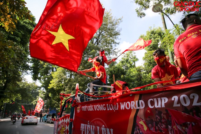 CĐV Việt Nam hâm nóng không khí trước trận đấu.