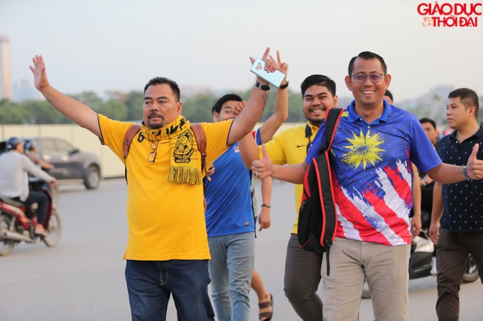 CĐV Malaysia vui vẻ trên đường phố Hà Nội trước trận đấu.
