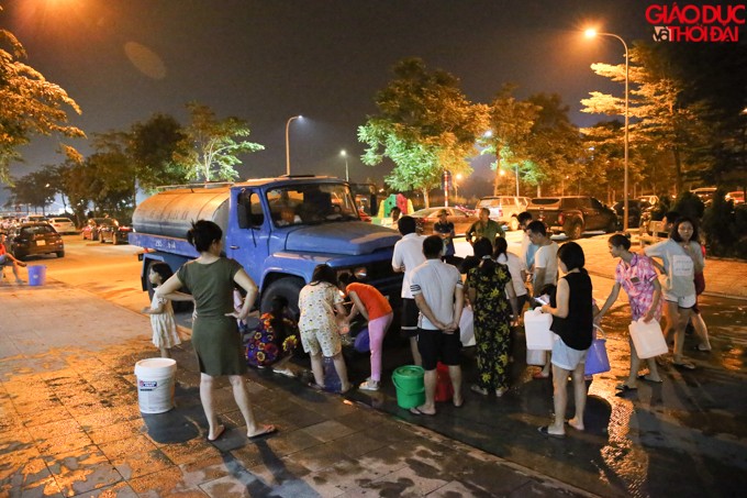 Tại khu đô thị An Khánh, vào khoảng hơn 22h đêm, xe téc nước đến, vẫn còn rất đông người dân tập trung đợi lấy nước sạch. 