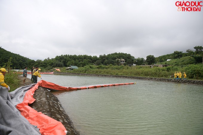 Tấm lưới lọc dầu thải được lắp tại khu vực hồ Đầm Bài.