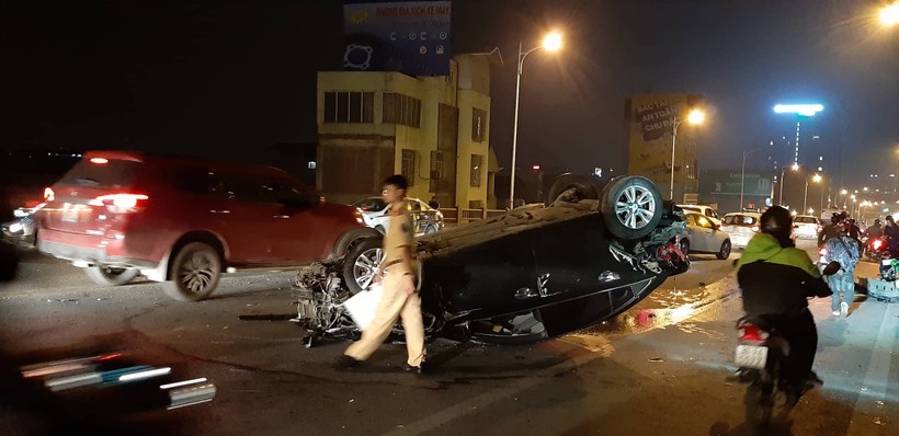 Hiện trường tai nạn liên hoàn giữa 3 ôtô trên cầu Vĩnh Tuy.