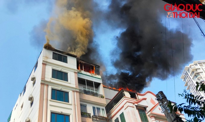 Hiện trường cháy lớn tại phố Trung Kính, Hà Nội