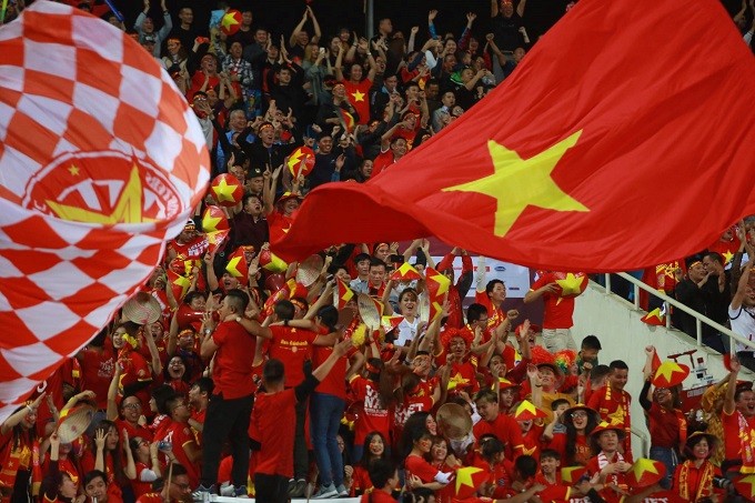 CĐV Việt Nam ăn mừng bàn thắng đầu tiên của Tiến Linh vào lưới đội tuyển UAE.