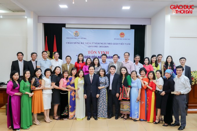 Bộ trưởng Phùng Xuân Nhạ cùng các “Nhà giáo của năm” năm 2019.