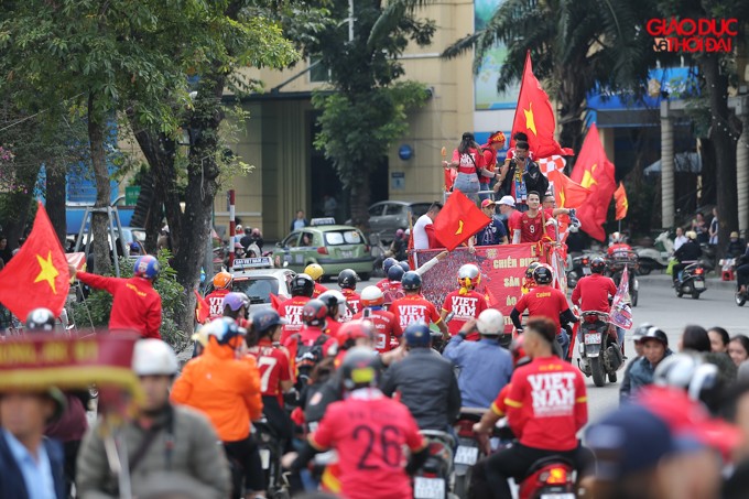 Hàng dài CĐV đi qua nhiều tuyến phố tại Hà Nội cổ vũ cho đội tuyển Việt Nam trước trận đấu quan trọng tối nay.