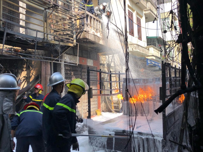 Hiện trường vụ nổ gas gây cháy lớn tại phố Bùi Ngọc Dương.