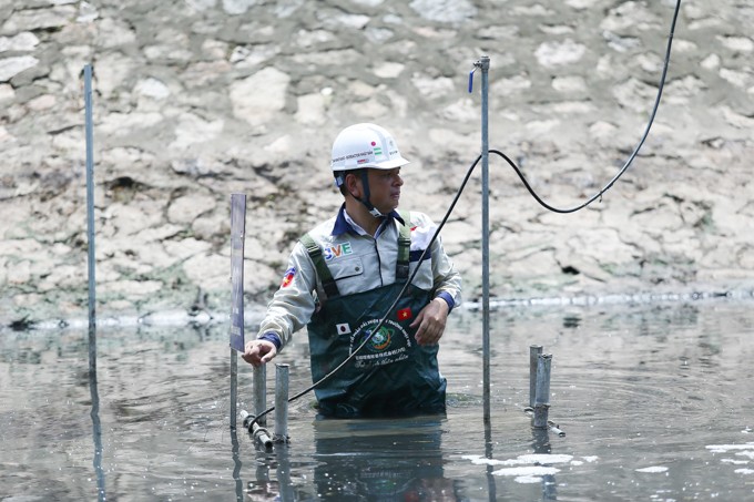 Chuyên gia Nhật Bản xuống sông Tô Lịch kiểm tra máy sau 20 ngày lắp đặt tại sông Tô Lịch.