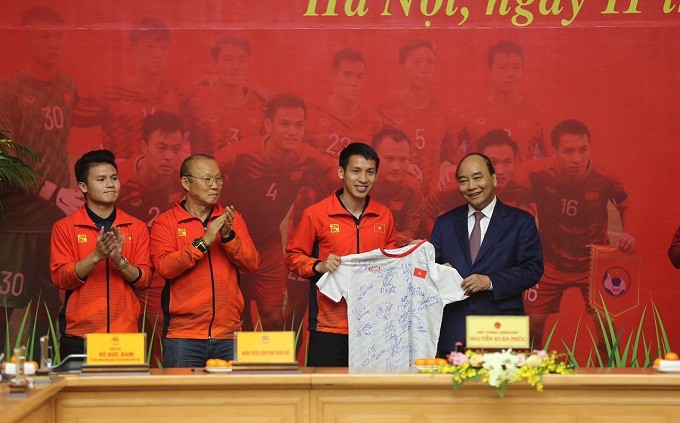 Đội bóng tặng Thủ tướng món quà là chiếc áo có chữ ký của các cầu thủ.