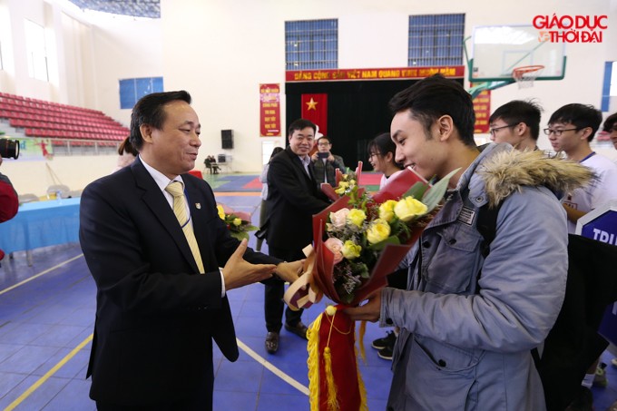 TS. Trần Văn Lam, Phó vụ trưởng vụ giáo dục thể chất, Bộ GD&ĐT trao hoa và cờ cho các đội tham dự.
