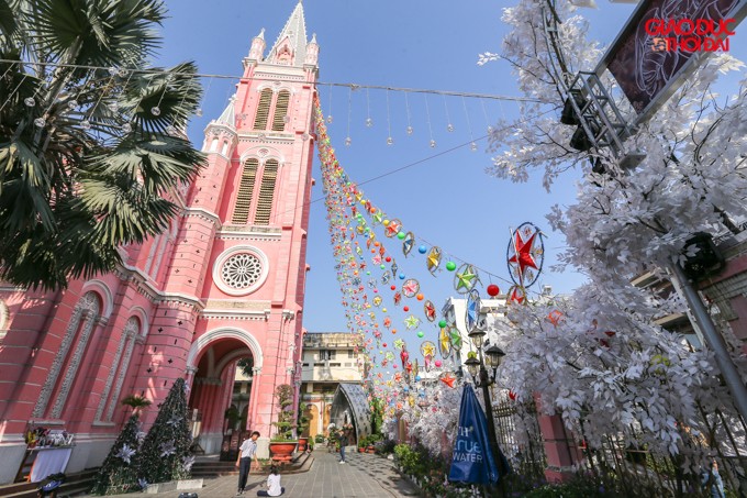 Nhà thờ Tân Định nằm ở đường Hai Bà Trưng, quận 3, có tên chính thức là Nhà thờ Thánh Tâm Chúa Giêsu Tân Định, nhiều bạn trẻ còn gọi với cái tên dễ thương khác là "nhà thờ hồng"".