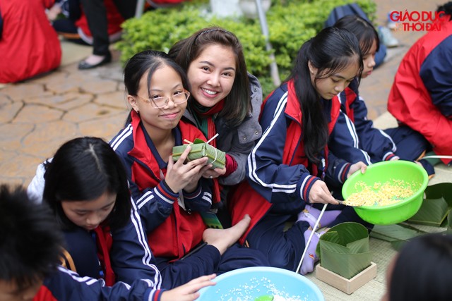 1.500 học sinh thích thú tự tay gói bánh chưng tại sân trường